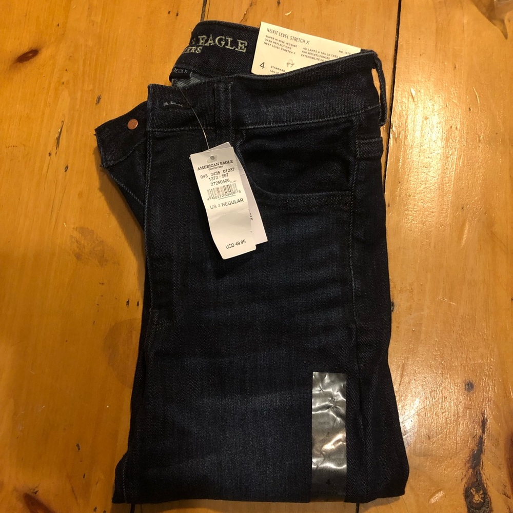 NWT American Eagle Super Hi-Rise Jeans Size 4